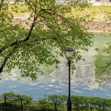 Look Out To The River From A Quiet In Old Town リュブリャナ